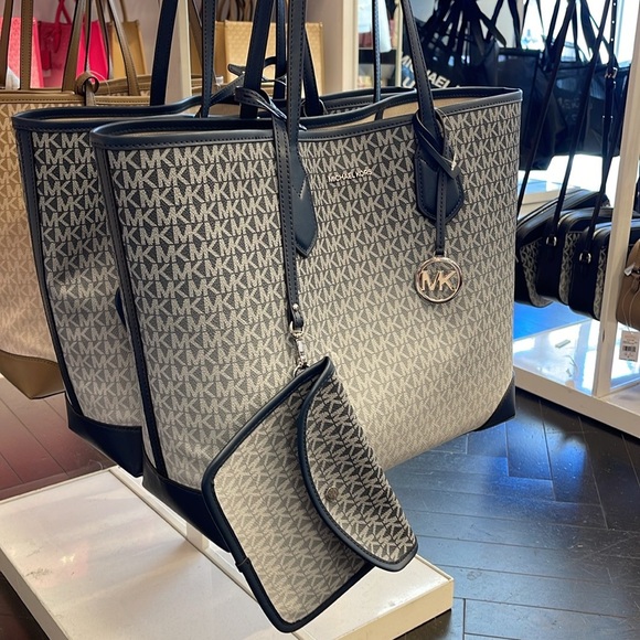 Michael Kors Eva Large Ombré Signature Logo Tote Bag
Navy
NWT - Picture 5 of 16